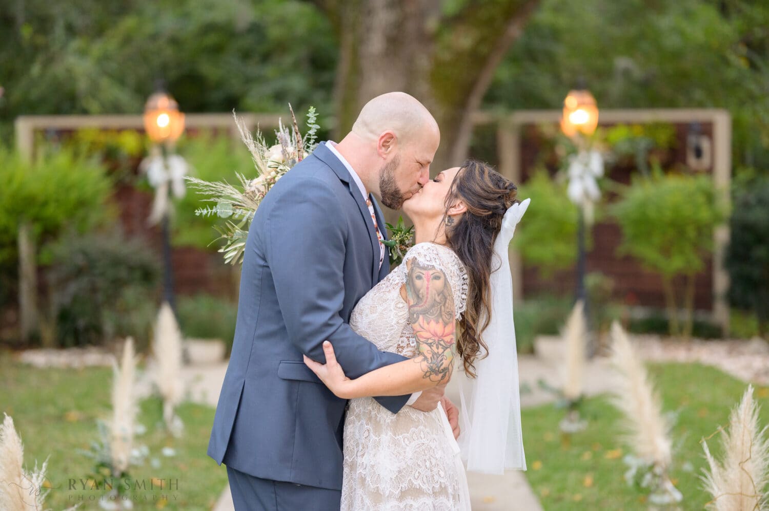 Kiss in front of the oak - The Cooper House