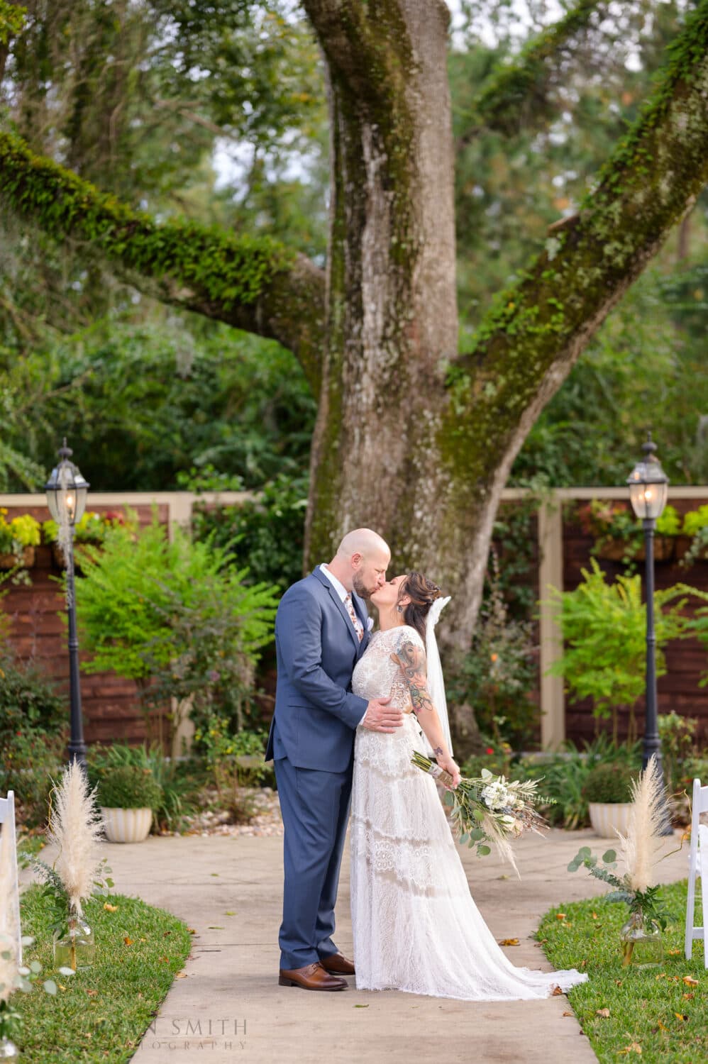 Kiss under the oak - The Cooper House