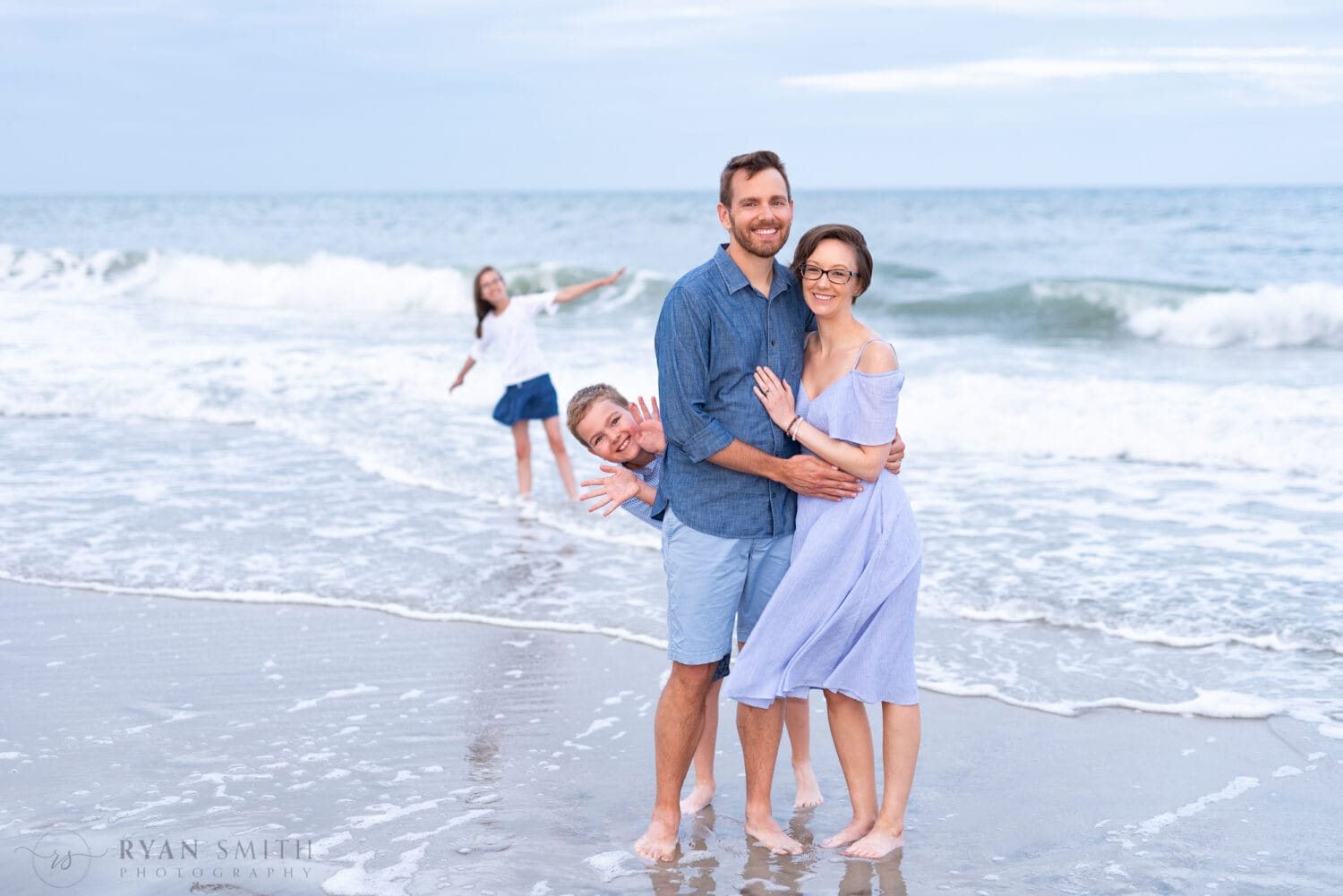 Kids photobombing mom and dad's romantic picture - Huntington Beach State Park