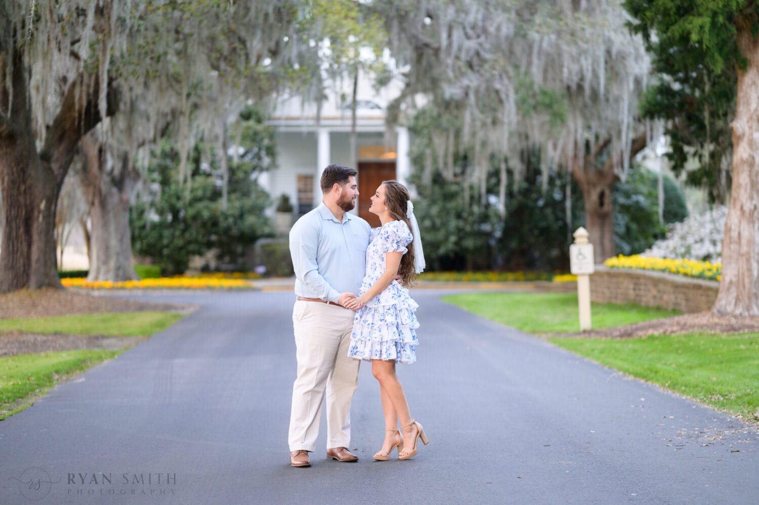 Romantic portraits in front of the white clubhouse - Caledonia Golf and Fish Club