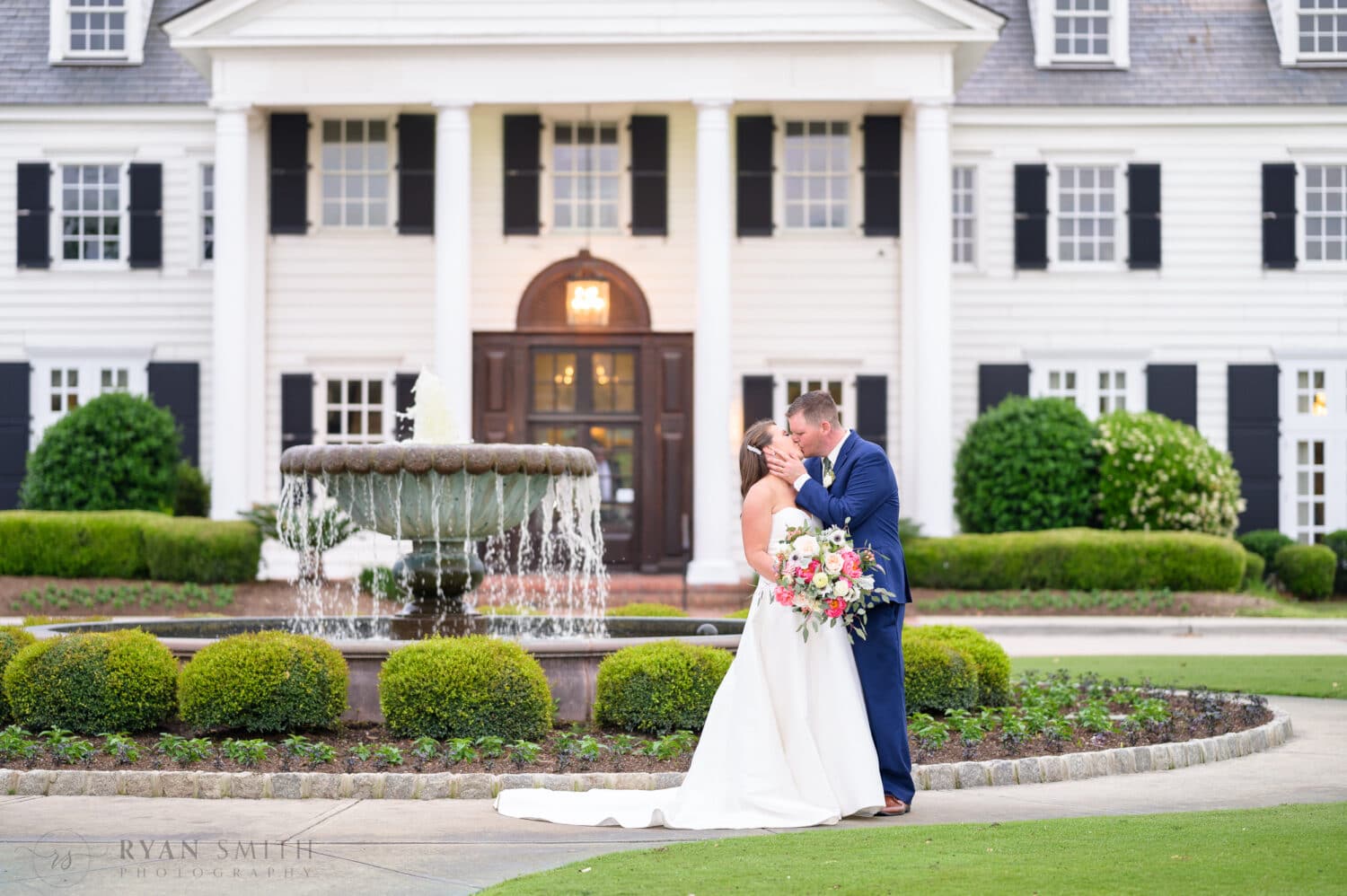 Kiss in front of the fountain - Pine Lakes Country Club