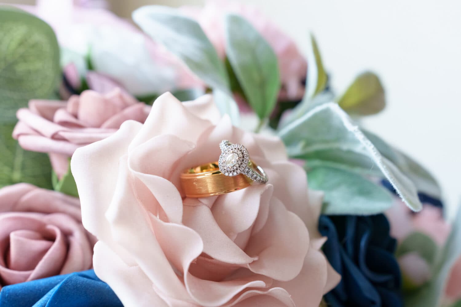 Detail shots of flowers and rings - Hotel Indigo