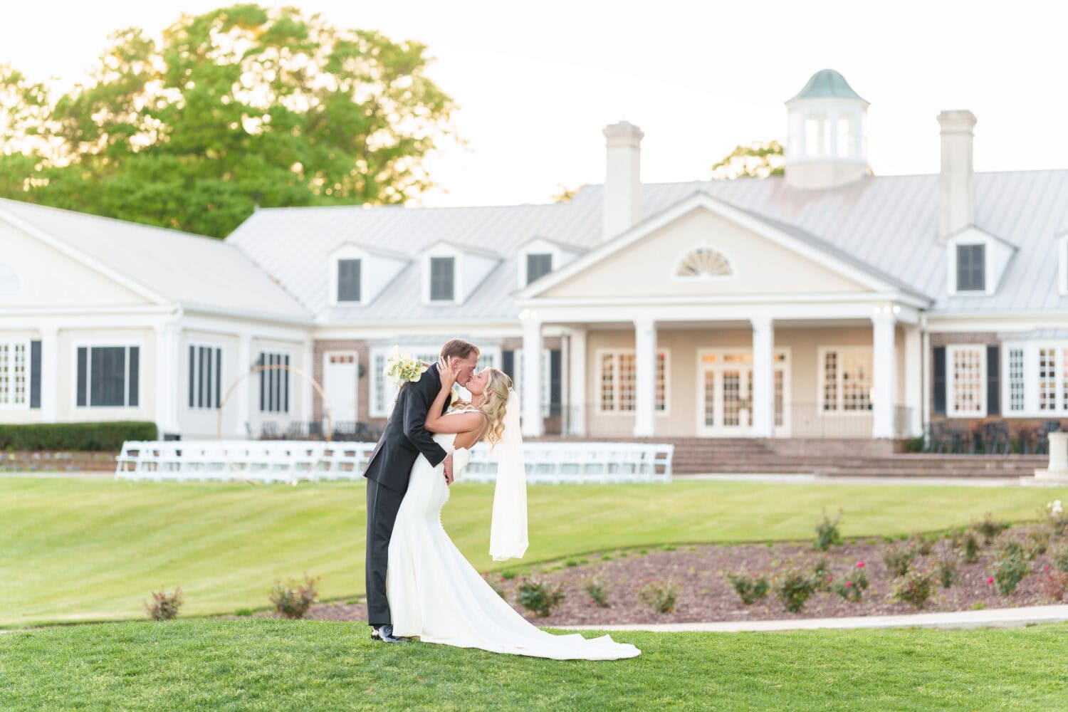 Dip back for a kiss behind the clubhouse - Pawleys Plantation