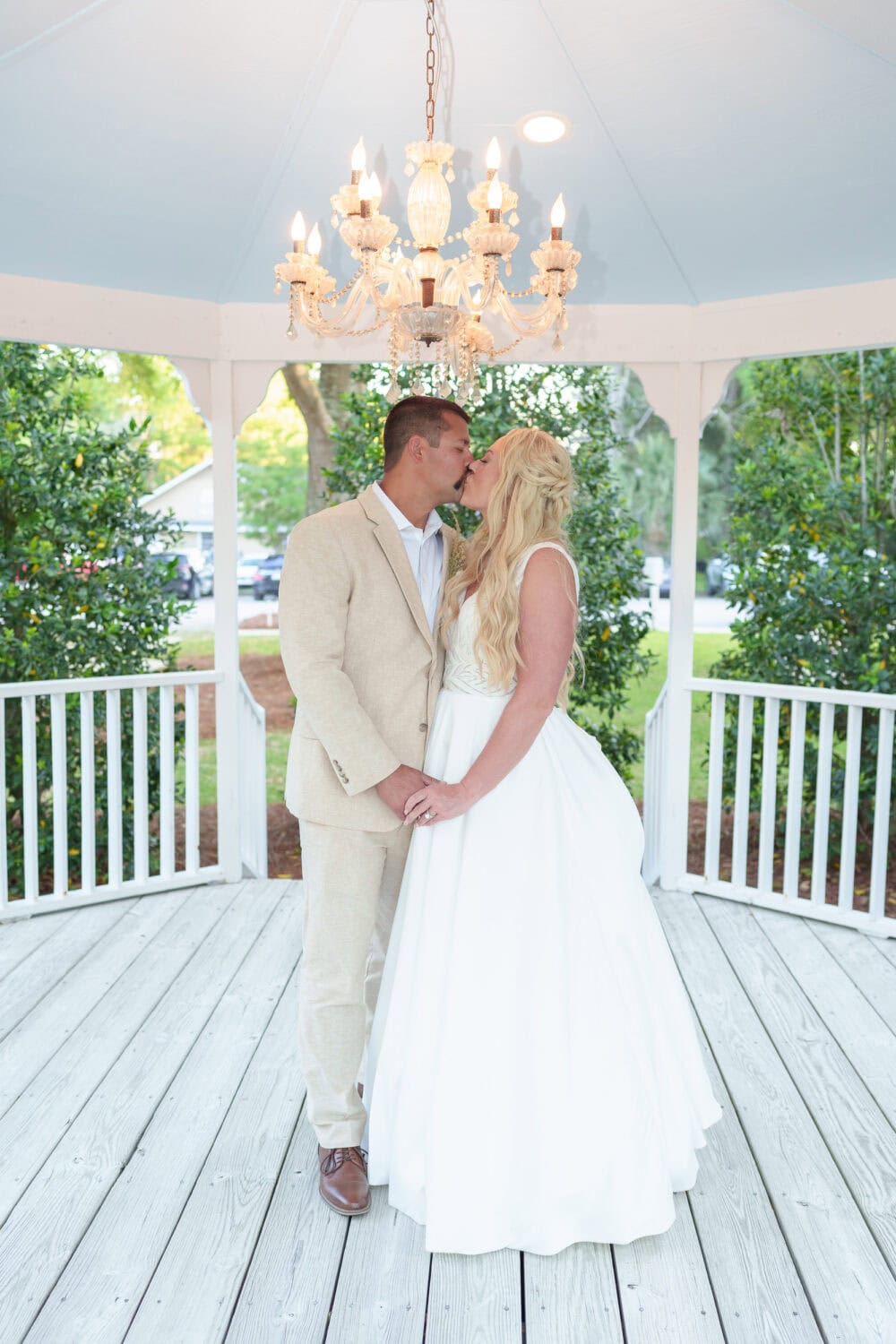 Kiss on the gazebo - The Village House at Litchfield